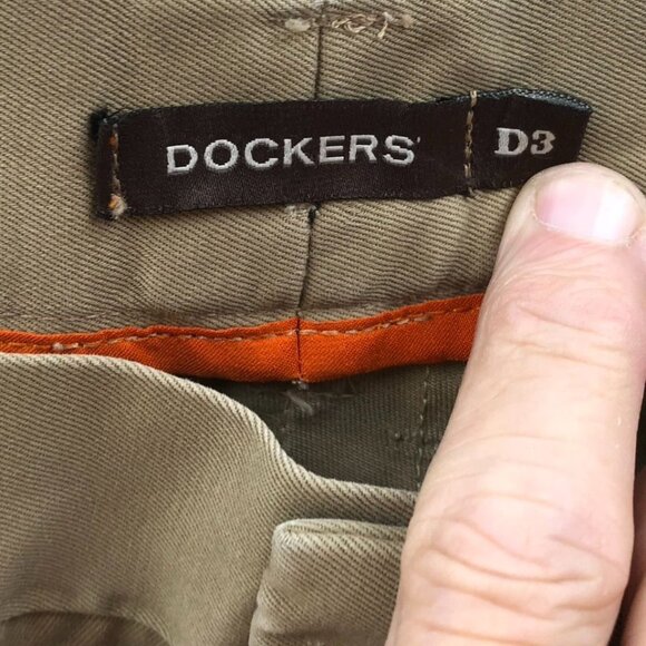 Dockers Mens D3 Pants Size 44x30 Classic Fit Khaki Chino Flat Front Casual Tan - Picture 3 of 16